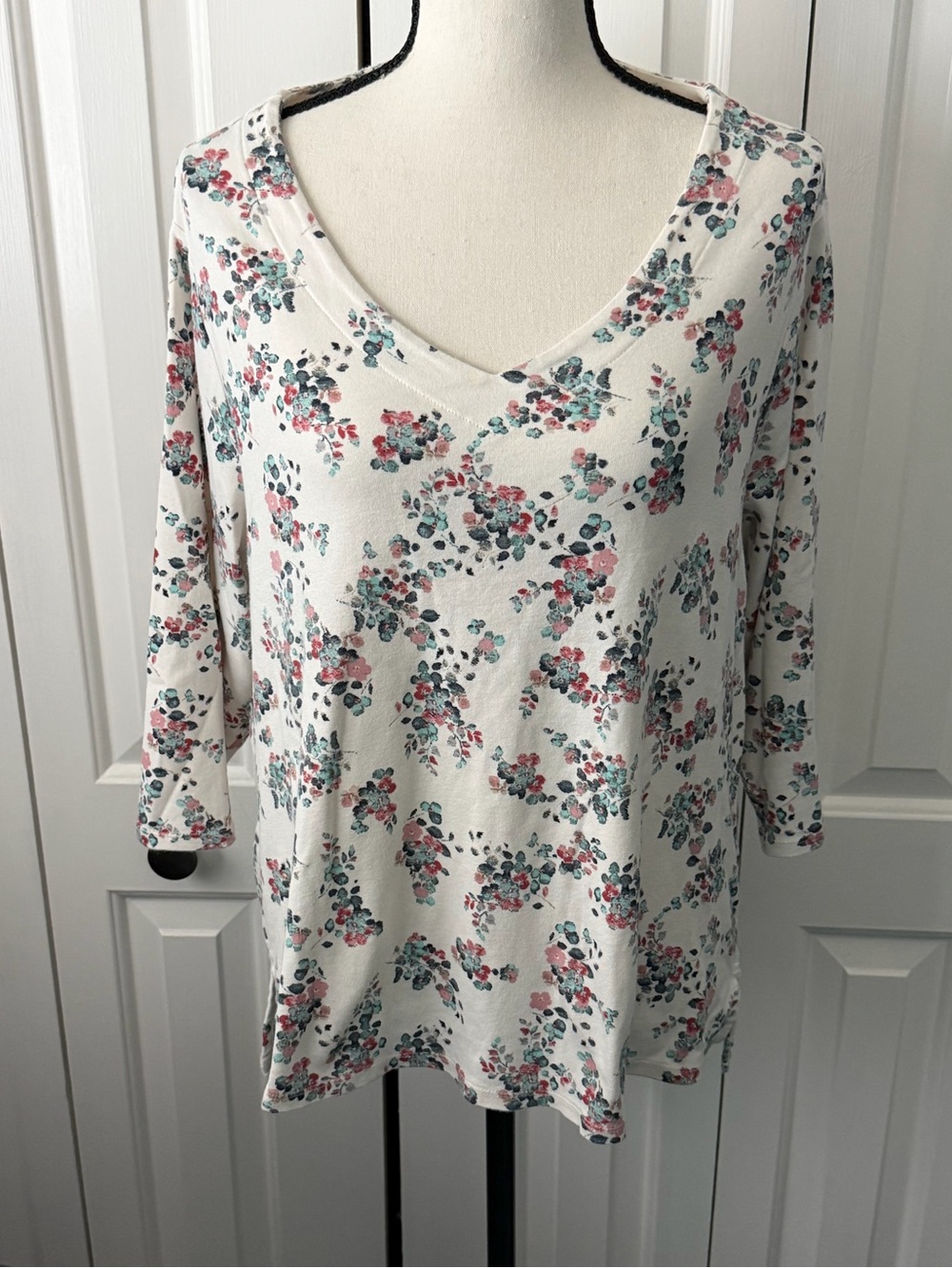 Women's White V-Neck Floral Tunic Top
